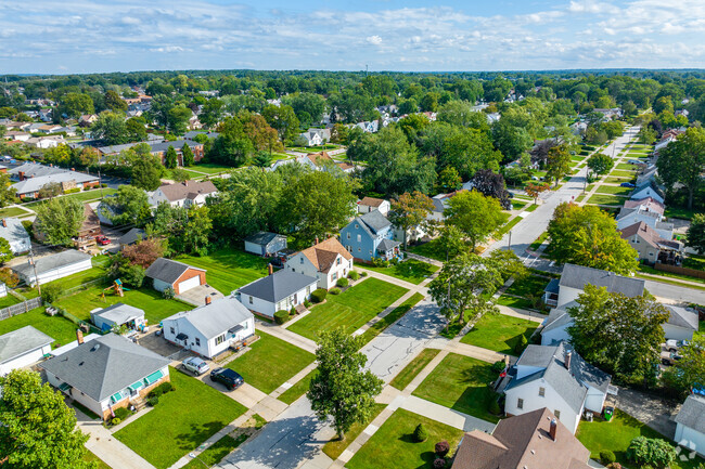 Beautiful Mayfield Ohio neighborhood