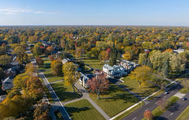 Historic homes along the shoreline in Grosse Pointe, MI